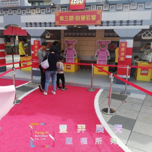 2020.01.01統一阪急2樓-紅色人造草及白色滾邊造型
