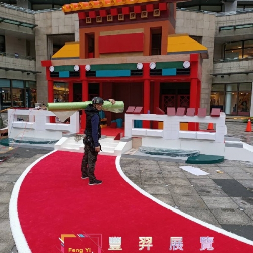 2020.01.01統一阪急2樓-紅色人造草及白色滾邊造型