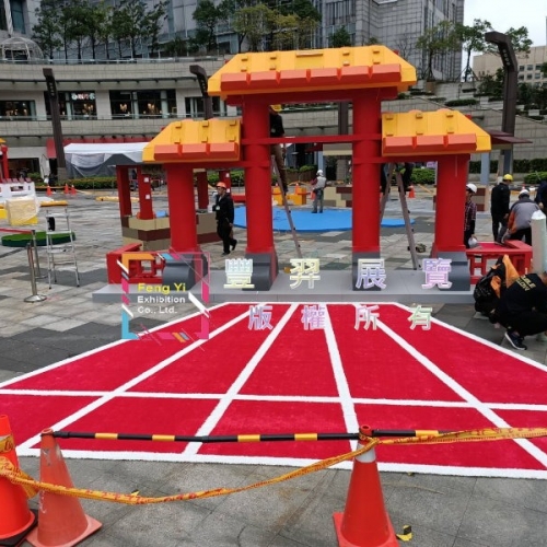 2020.01.01統一阪急2樓-紅色人造草及白色滾邊造型