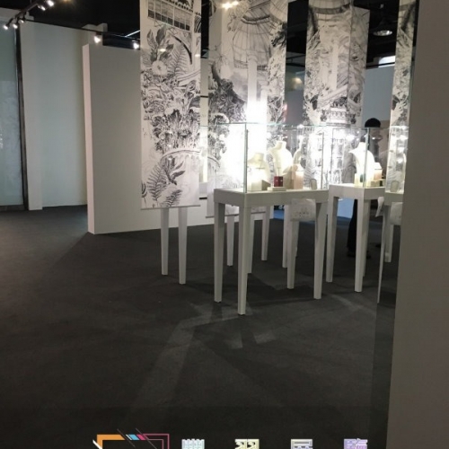 敦化南路二段精品店-威力絲揮桿草及淺灰地毯