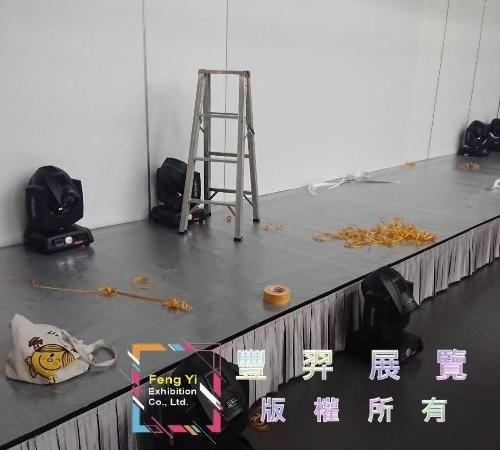 深灰色高架舞台面
