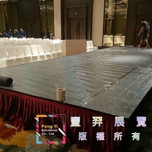 深灰不織布舞台及樓梯-第一版