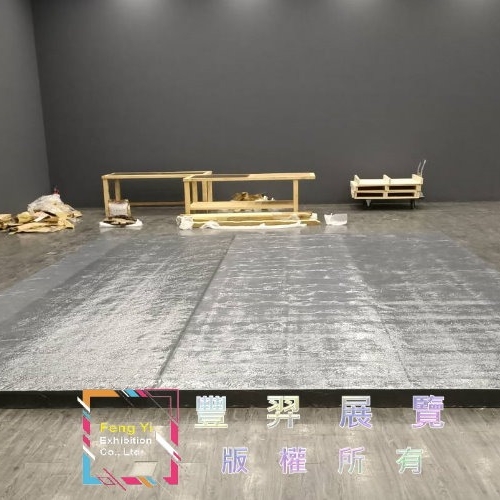 台北當代藝術館-深灰色台子及仿真草代工