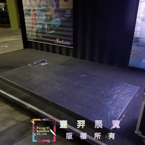 台北三創廣場深灰色地台