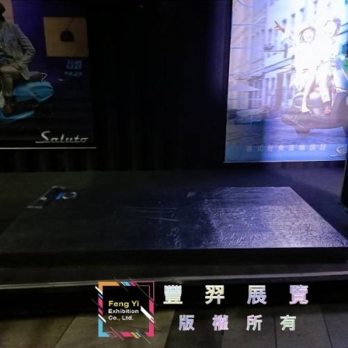 台北三創廣場深灰色地台