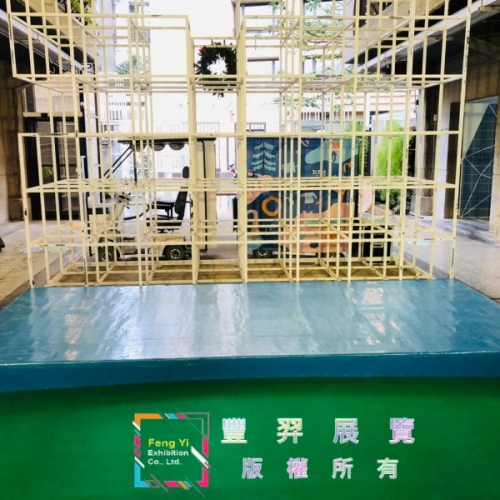 台北市仁愛路三段社會創新實驗中心中庭寶藍色舞台及深綠色地面不...