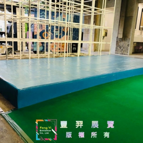 台北市仁愛路三段社會創新實驗中心中庭寶藍色舞台及深綠色地面不...