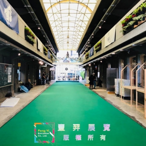 台北市仁愛路三段社會創新實驗中心中庭寶藍色舞台及深綠色地面不...