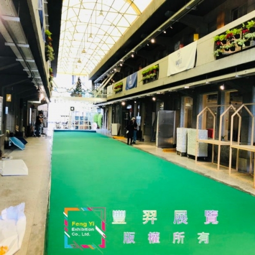 台北市仁愛路三段社會創新實驗中心中庭寶藍色舞台及深綠色地面不...