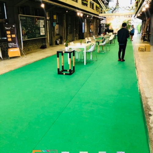 台北市仁愛路三段社會創新實驗中心中庭寶藍色舞台及深綠色地面不...