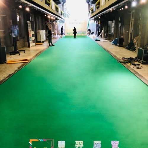 台北市仁愛路三段社會創新實驗中心中庭寶藍色舞台及深綠色地面不...