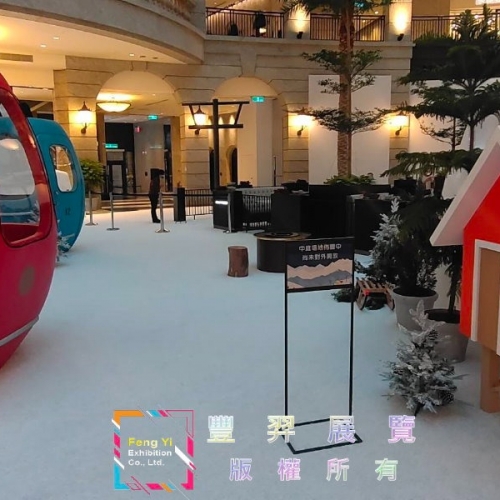 台北貴婦百貨聖誕節活動,白色人造草造型地面完工照片分享~...