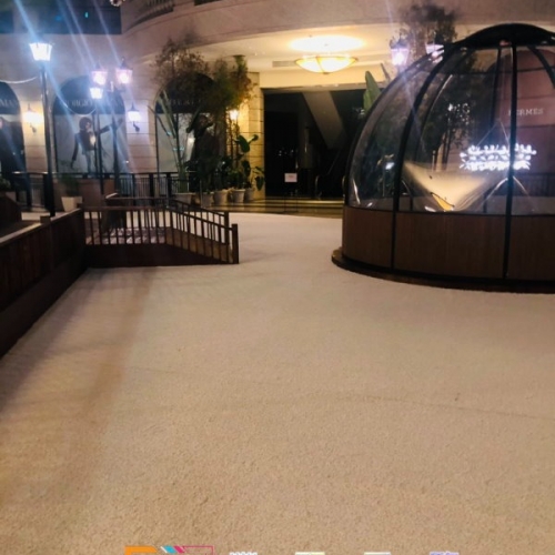 台北貴婦百貨中庭白色仿真草及地磚完工照片分享,白色雪景真美!!...