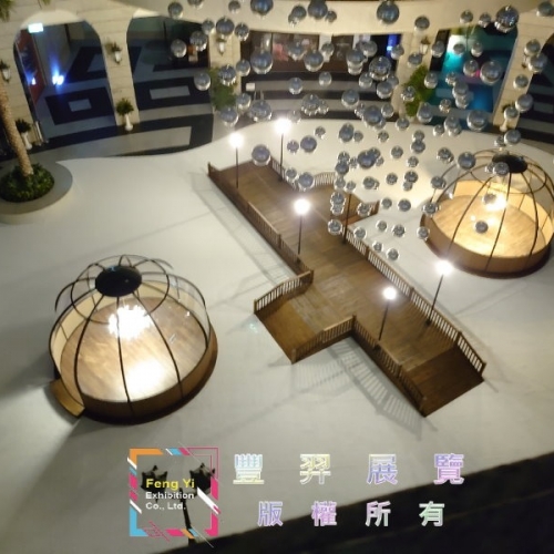台北貴婦百貨中庭白色仿真草及地磚完工照片分享,白色雪景真美!!...