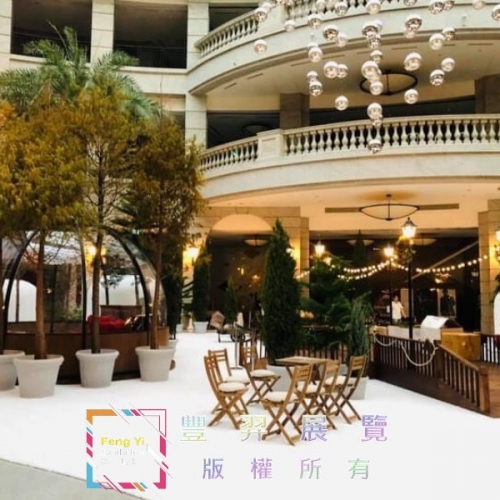 台北貴婦百貨中庭白色仿真草及地磚完工照片分享,白色雪景真美!!...