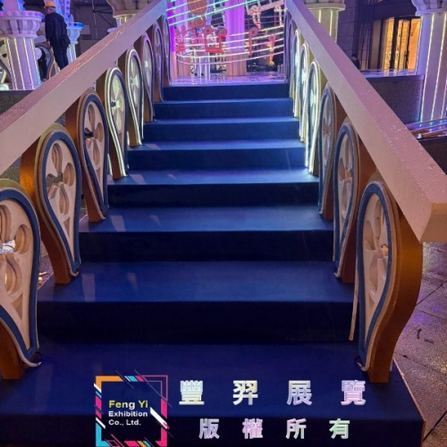 阪急2樓廣場深藍色樓梯