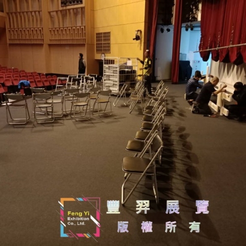 淺灰色舞台面滿鋪