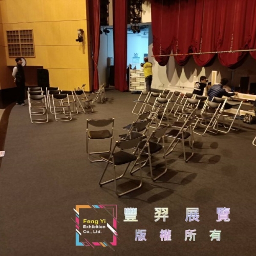 淺灰色舞台面滿鋪