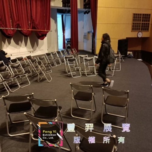 淺灰色舞台面滿鋪