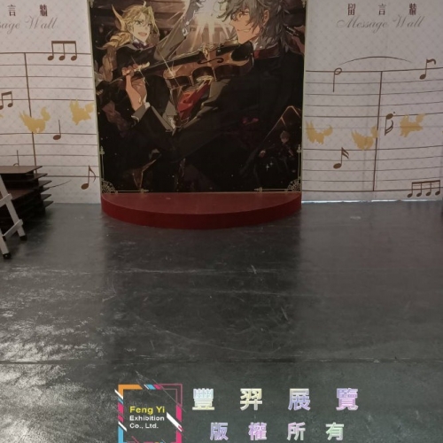深灰色地面滿鋪及暗紅色圓弧形台子包面