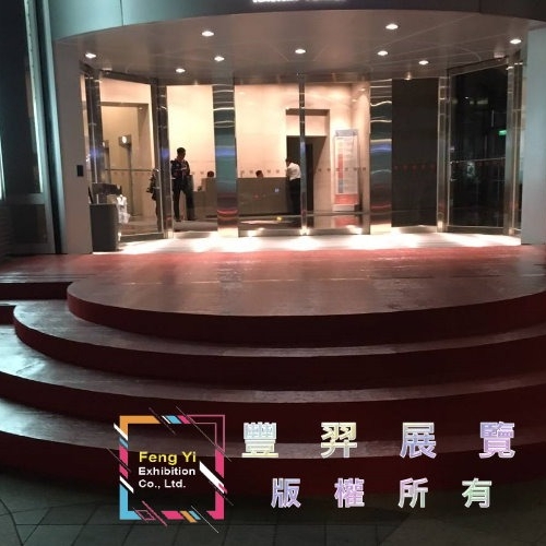 仁愛路4段大樓門口階梯