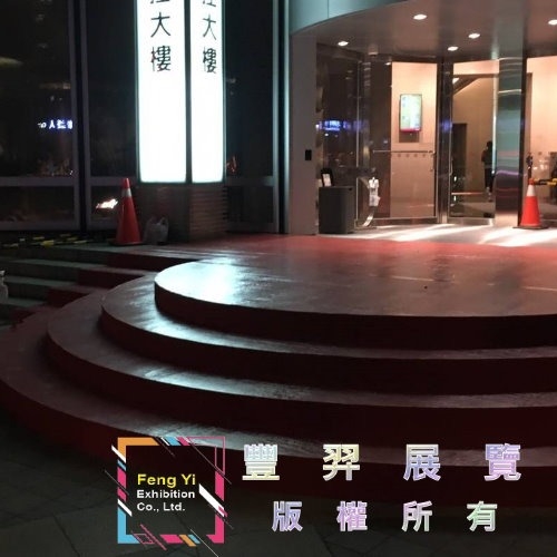 仁愛路4段大樓門口階梯