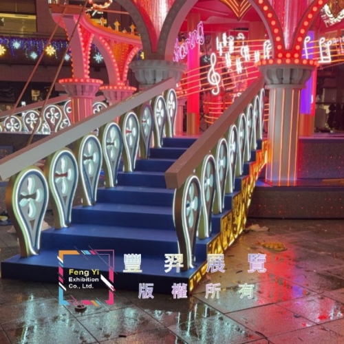 阪急2樓廣場深藍色樓梯